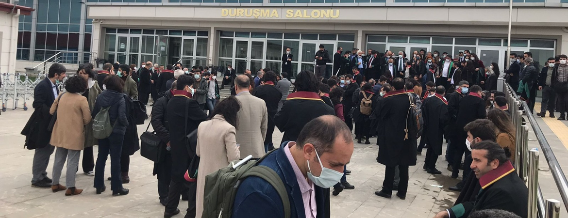 Kobanî Kumpas Davası savunma hakkının engellenmesiyle başladı, avukatlar duruşma salonunu terk etti
