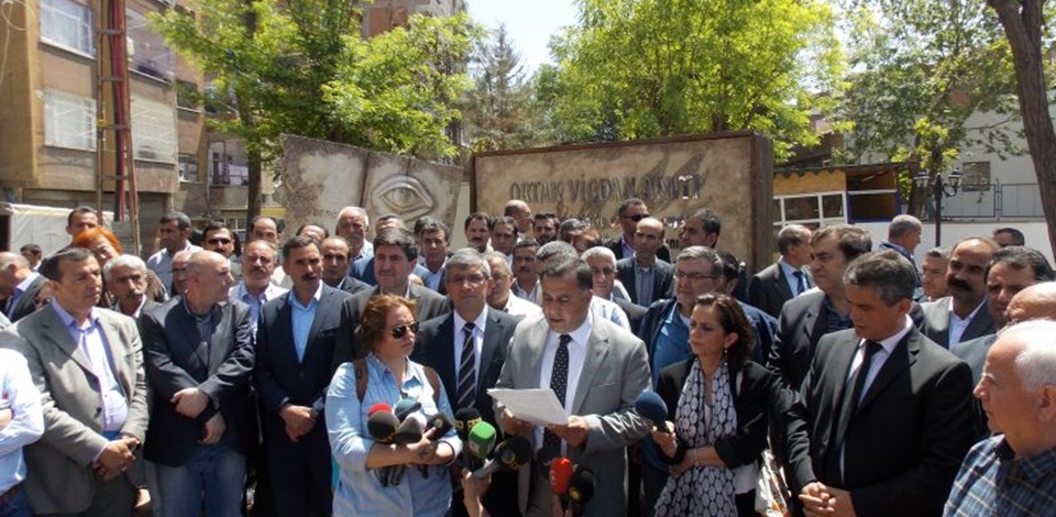Soykırımda öldürülen Ermeniler Diyarbakırda Ortak Vicdan Anıtı önünde anıldı