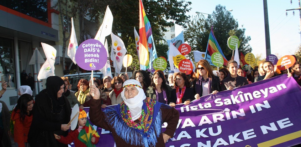 Diyarbakırda 25 Kasım kapsamında binlerce kadın yürüdü
