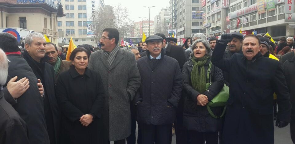 Açlık grevindeki HDPli vekiller emekçilerin grevine destek verdi