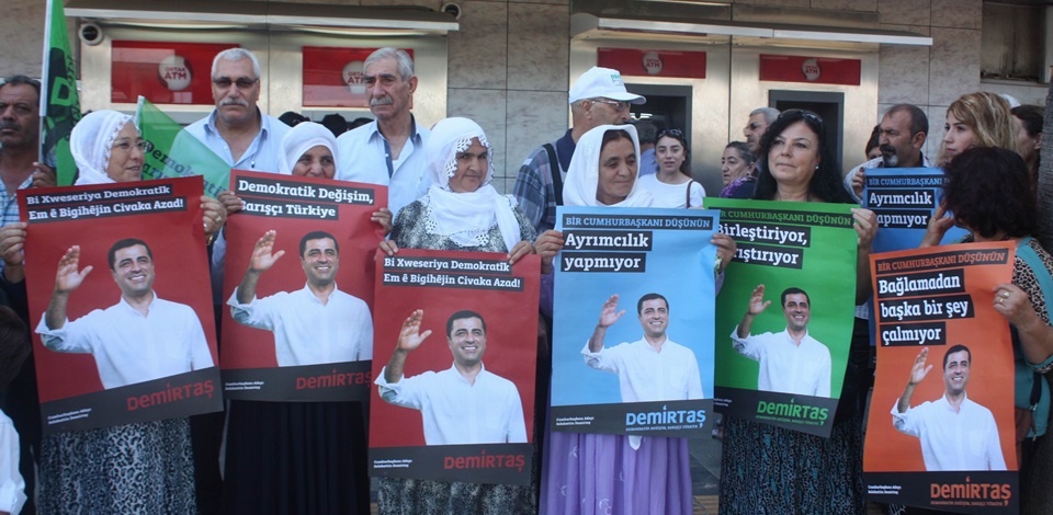 İzmirde Demirtaş için toplu bağış eylemi