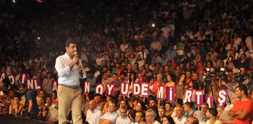 Cumhurbaşkanı adayı Demirtaş, Konyaaltı Açıkhava Tiyatrosunda halkla buluştu
