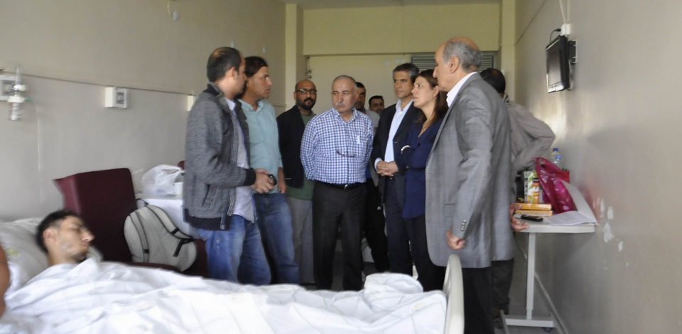 HDP heyeti saldırıya uğrayan gazeteci Durgutu ziyaret etti