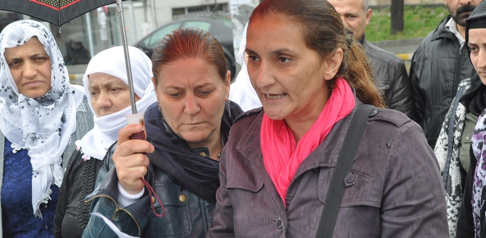 HDPli kadınlar trafik kazalarının yaşandığı caddeye üst geçit istedi