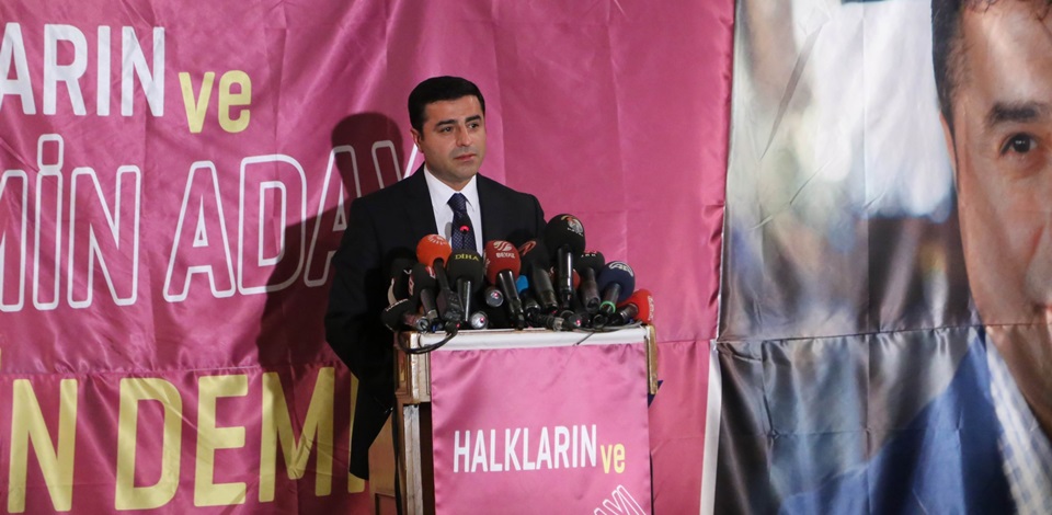 HDP, Cumhurbaşkanı adayı Demirtaş için toplanan imzaları Meclis Başkanlığına sunarak resmi başvuruyu yaptı