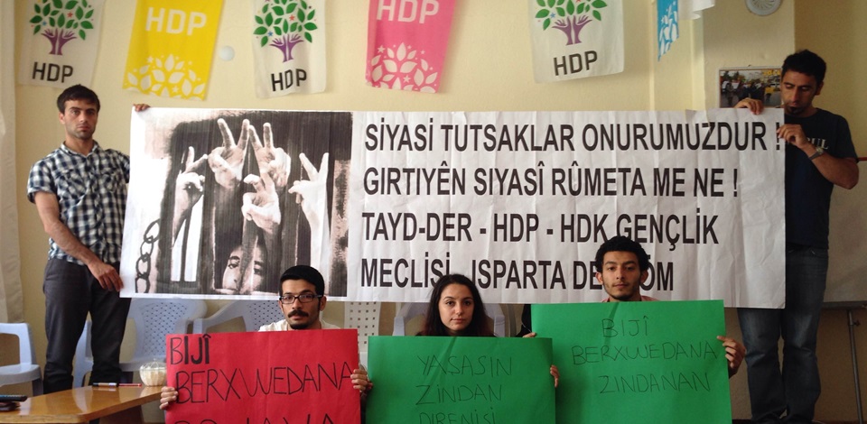 Ispartada HDPli gençlerden cezaevindeki açlık grevine destek grevi