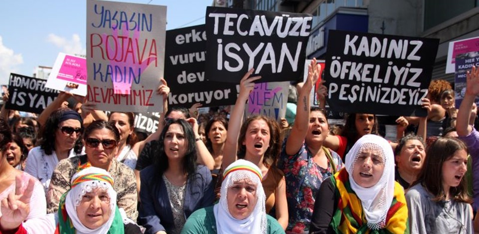 Kadınlar, kadın katliamlarına karşı Meclisin acil toplanması talebiyle yürüdü