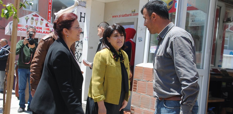 Ağrıya gelen Diyarbakır Milletvekili Leyla Zana esnafları ziyaret etti
